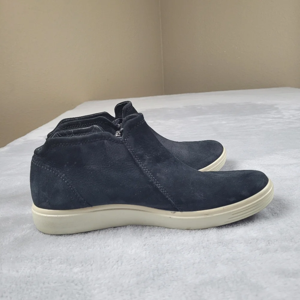 ECCO Soft 7 Women's Nubuck Leather Zip Bootie Black Ankle Boots Flat Size 6